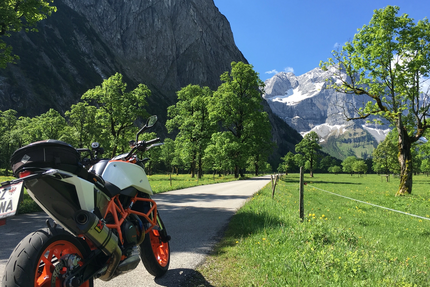Sonnleiten 3: Achensee – Hinterriss – Scharnitzpass Runde Motorrad auf Straße mit Bergen und grünen Bäumen im Sonnenschein