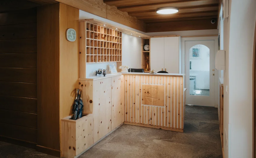 Heller Empfangsbereich mit Holztheke und Regalen