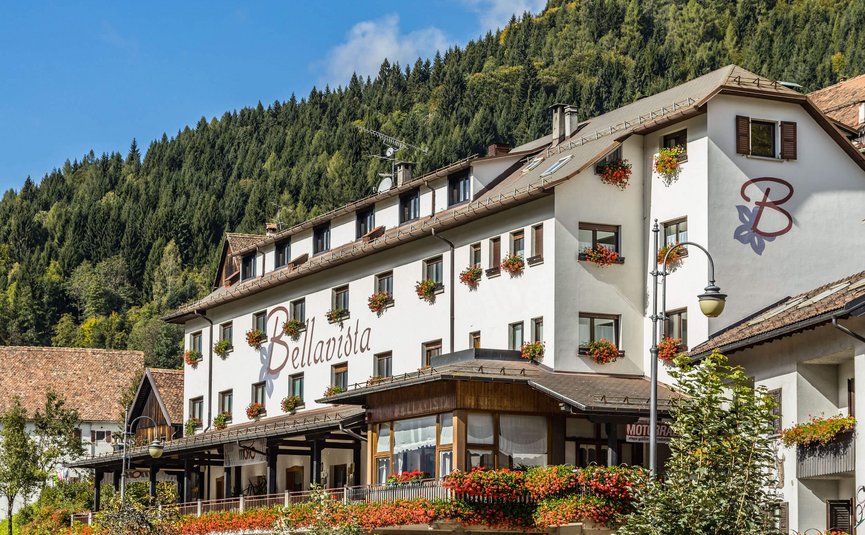 Hotel Bellavista mit Blumen und Bergen im Hintergrund
