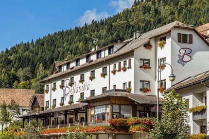 Hotel Ristorante Bellavista © Hotel Ristorante Bellavista Hotel Bellavista mit Blumen und Bergen im Hintergrund