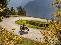 Südkärnten – Karawanken – Slowenien © Alexander Seger Motorradfahrer fährt durch eine kurvige Straße im herbstlichen Bergwald
