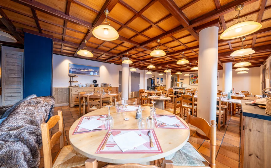 CASA MOHO Saint-François-Longchamp ***S © Jeremi MARIE Photography Gezellige eetzaal met houten meubels en gedekte tafels