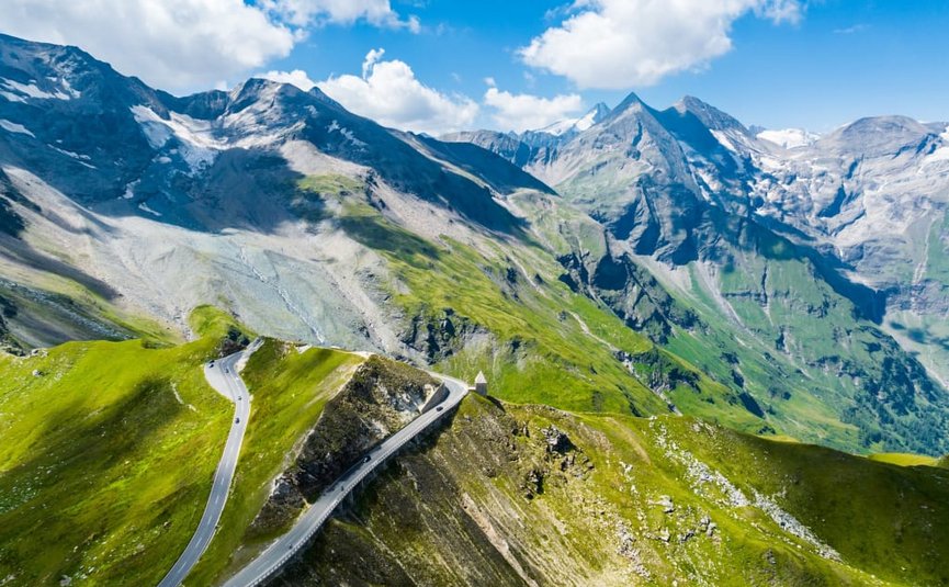 2 Nächte Kurvenkönig Special ab € 244,- pro Person Slingerweg door groene Alpenbergen onder blauwe lucht