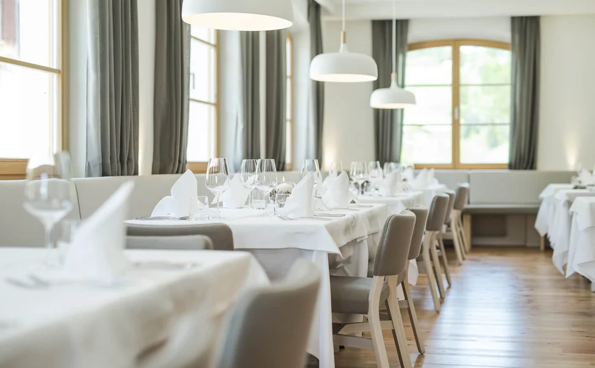 Elegant restaurant met gedekte tafels en witte tafelkleden
