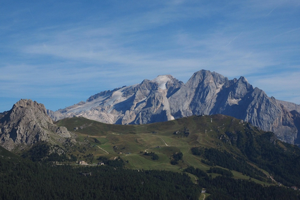 Sella Ronda Berglandschaft mit grünen Hügeln und blauem Himmel