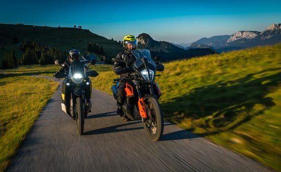 2 Center Tour Grossglockner Zwei Motorradfahrer auf Bergstraße bei Sonnenschein und klarem Himmel