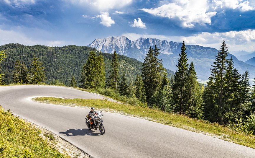 Almhotel & Genussgasthof Hierzegger ***S © Alexander Seger Motorradfahrer auf kurviger Bergstraße mit Tannen und Bergen im Hintergrund