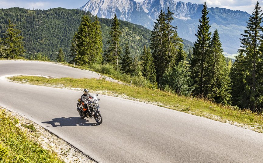 Motorradurlaub in der Obersteiermark – Ausseerland – Salzkammergut © Alexander Seger Motorradfahrer auf kurviger Bergstraße mit Tannen und Bergen im Hintergrund