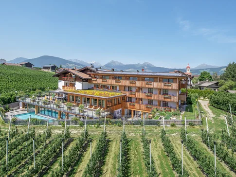 Hotel im Grünen mit Bergblick und Pool umgeben von Weinbergen