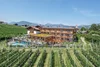 Sammelanfragen © Hannes Niederkofler Hotel im Grünen mit Bergblick und Pool umgeben von Weinbergen