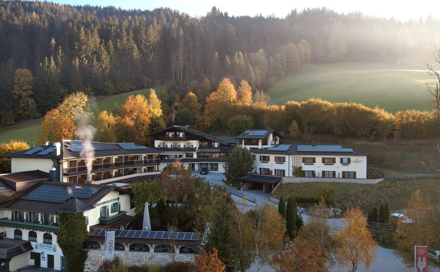 Landhotel & Gasthof Laudersbach *** © Landhotel Gasthof Laudersbach Berghotel mit Solarpaneelen umgeben von Herbstwald und Nebel