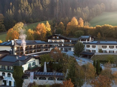 Landhotel & Gasthof Laudersbach © Landhotel Gasthof Laudersbach Berghotel mit Solarpaneelen umgeben von Herbstwald und Nebel