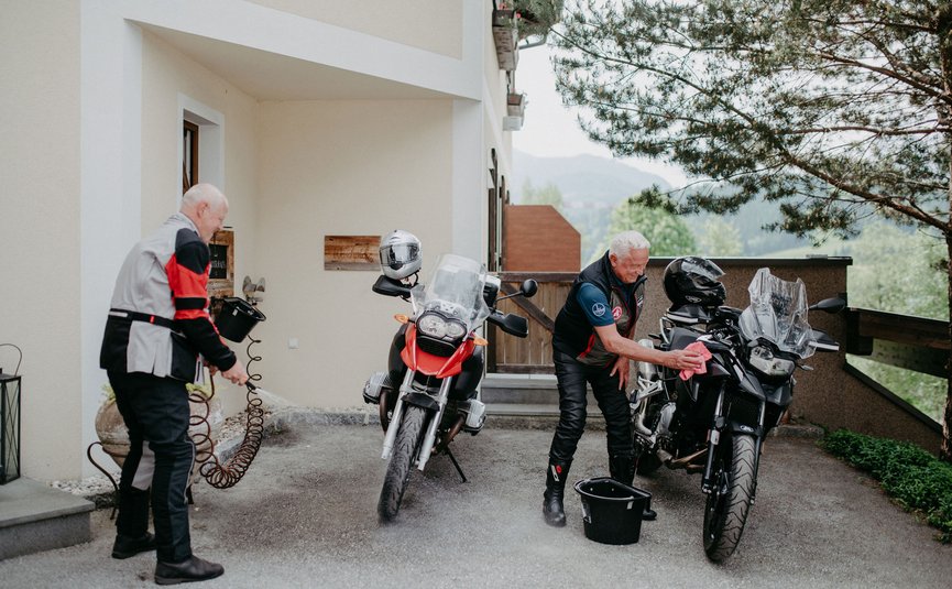 Landhotel & Gasthof Laudersbach *** © Nadia Jabli Zwei ältere Männer reinigen ihre Motorräder vor einem Haus