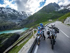 Grossglockner - Hohe Tauern © Arturo Rivas Twee motorrijders op alpenweg met bergmeer en besneeuwde pieken