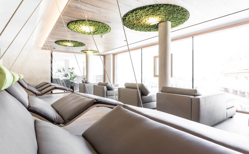 Motorrad- & Spa Hotel Traube Post am Reschensee **** © Theiner Karl-Heinz & Co KG Moderne Lounge mit schwebenden Sesseln und grünen Deckenlampen