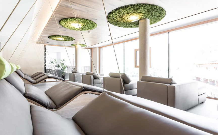 Motorrad- & Spa Hotel Traube Post am Reschensee **** © Theiner Karl-Heinz & Co KG Moderne Lounge mit schwebenden Sesseln und grünen Deckenlampen