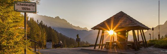 Zonsopgang bij Schaidasattel 1069m met houten schuilplaats en bergzicht