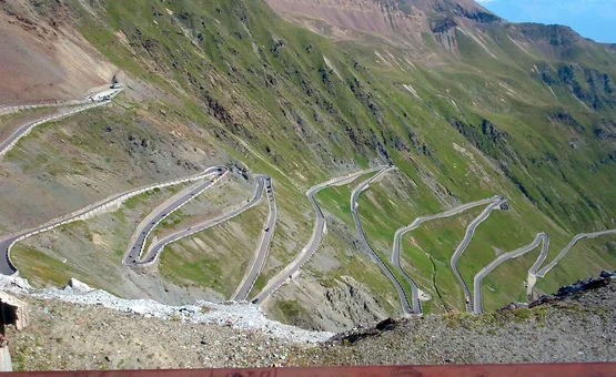 18 Hotel Sonnleiten: Stelvio Pass XXL (alleen voor km-eters) Kronkelende bergweg op een steile groene helling