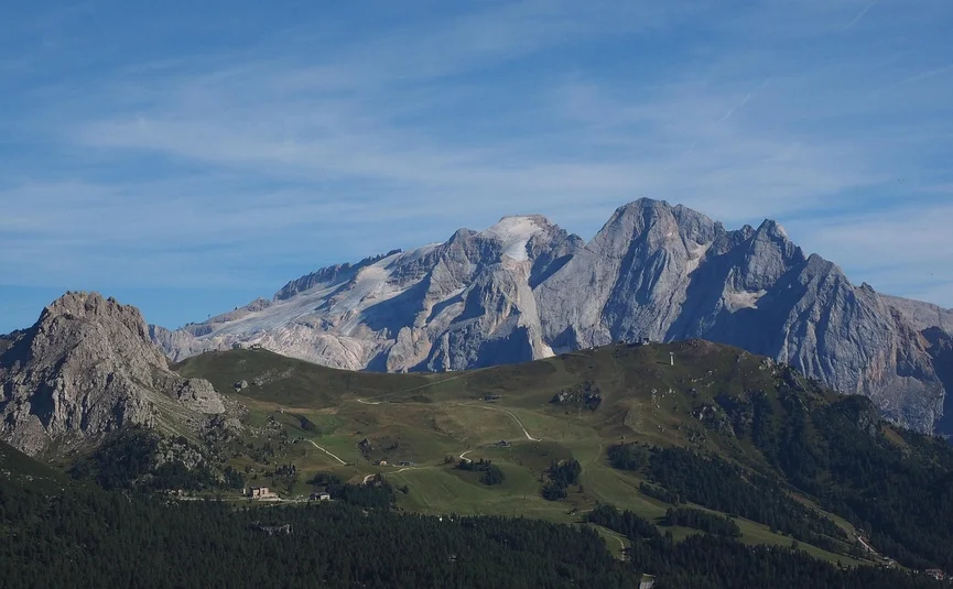 Kaiserjägerrunde Bergen met groene vallei en blauwe lucht op de achtergrond