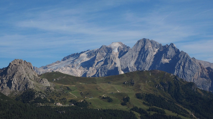 Berge mit grünem Tal und blauem Himmel im Hintergrund