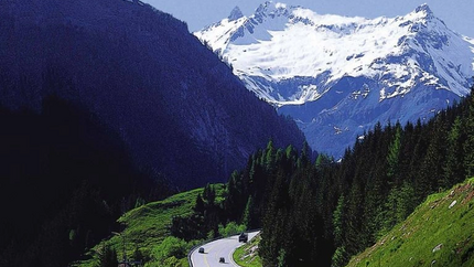 Nockalm Tour - Kärnten Gebirgsstraße mit Autos, grünen Wäldern und schneebedeckten Gipfeln