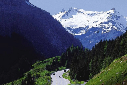 Nockalm Tour - Kärnten Gebirgsstraße mit Autos, grünen Wäldern und schneebedeckten Gipfeln