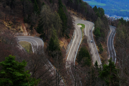 Mendelpass, Gampenpass, Tschögglberg - Short Trip Serpentinenstraße mit scharfen Kurven in bewaldetem Berggebiet
