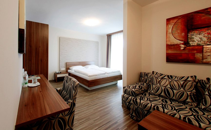 Brau-Gasthof Schmidt - Rabenbräu © Rene Strasser Modern eingerichtetes Hotelzimmer mit Doppelbett und Sitzbereich