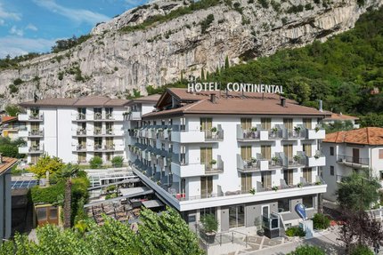 Hotel Continental © Andrea Zanchi Photography Hotel Continental vor steinigem Berg mit Balkon und Außenbereich