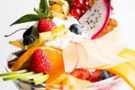 Kärntner-Seenrunde Schale mit frischem Obst, Sahne und Waffeln