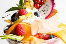 Schale mit frischem Obst, Sahne und Waffeln