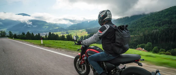 MOAR'S Hotel ***S © Moppetfoto.de Motorradfahrer auf einer Bergstraße mit Blick auf ein grünes Tal