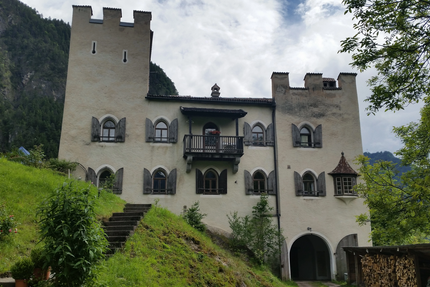Sonnleiten 22: Tiroler Unterland Shortie Altes Schloss mit Türmen und gotischen Fenstern auf einem bewaldeten Hügel