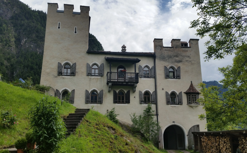 Sonnleiten 22: Tiroler Unterland Shortie Altes Schloss mit Türmen und gotischen Fenstern auf einem bewaldeten Hügel