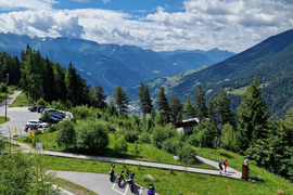 Motorräder auf Bergparkplatz mit Blick auf bewaldete Berge und blauen Himmel