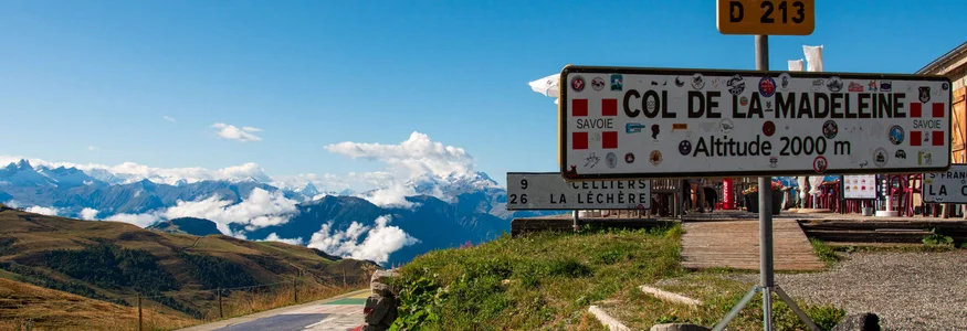 Col de la Madeleine bord op 2000 m hoogte met berglandschap