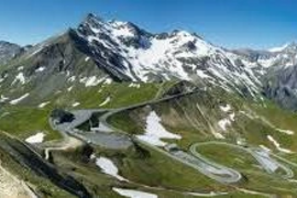 Großglockner-Tour Serpentinenstraße in schneebedeckten Bergen mit blauem Himmel