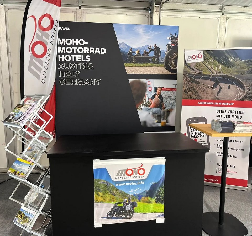 BMW Motorrad Dagen MOHO Motorradhotels stand met brochures en informatiepanelen