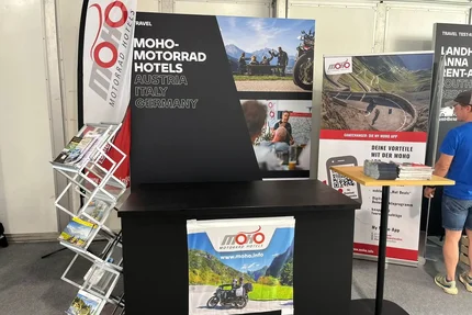 MOHO Motorradhotels stand met brochures en informatiepanelen