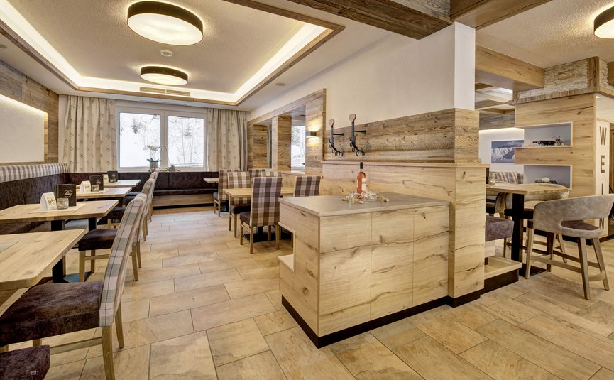 Modern eingerichteter Restaurantinnenraum mit Holzmöbeln und Stühlen