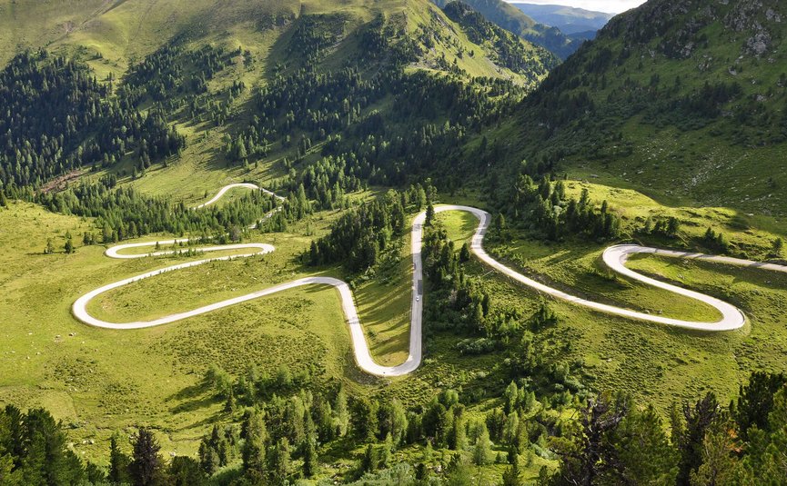 Nockalmstraße © Land Kärnten - Nockalmstraße - Großglockner Hochalpenstraßen AG Kurvige Bergstraße durch grüne Landschaft und Hügel