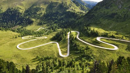 Nockalmstraße © Land Kärnten - Nockalmstraße - Großglockner Hochalpenstraßen AG Kurvige Bergstraße durch grüne Landschaft und Hügel