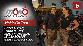 MoHo Podcast Zwei Personen in Trachten vor Motorrädern bei MoHo Motorrad Hotels