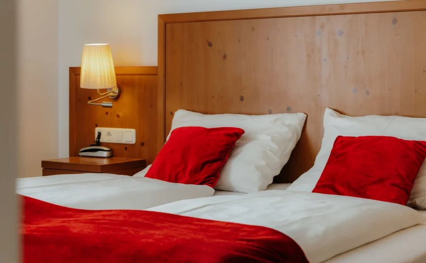 Tanner Moor Erlebnis im Natur- & Europaschutzgebiet Hotelkamer met twee bedden, witte kussens en rode kussens en dekens
