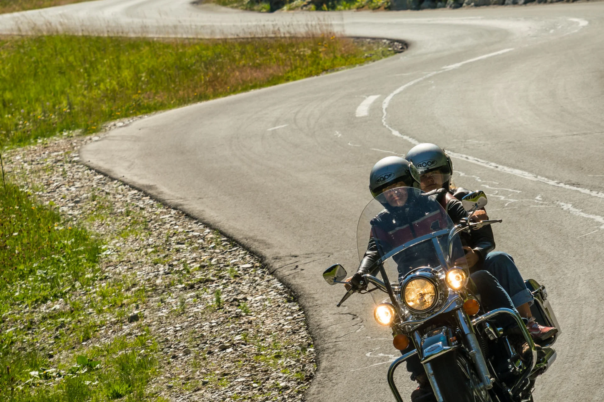 Motorradurlaub © Moppetfoto.de Zwei Personen fahren Motorrad auf kurviger Bergstraße