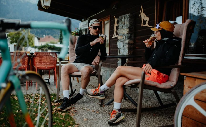 Twee fietsers ontspannen op het terras en drinken bier
