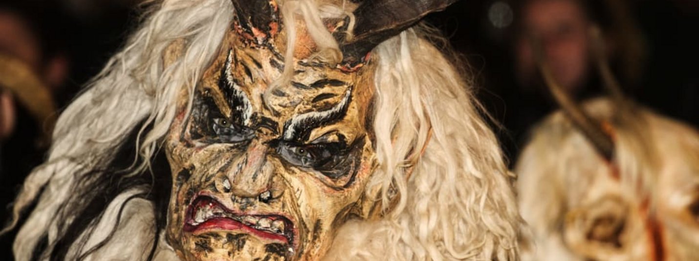 Krampuskränzchen Traditionelle Krampus-Maske mit Hörnern und weißem Fell