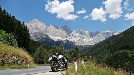 Am Fuße des Dachsteins Tour 1 Motorrad geparkt an Bergstraße mit Alpen und blauem Himmel
