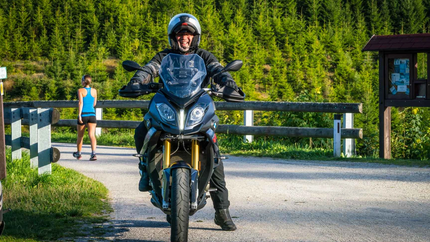 Wachau Maria Taferl 250 km Mann mit Helm auf Motorrad auf Landstraße vor Wald
