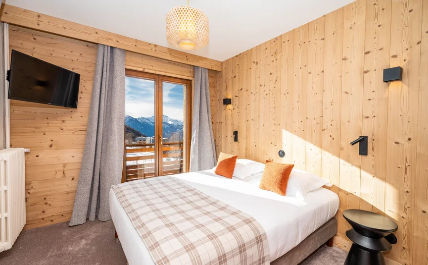 CASA MOHO Saint-François-Longchamp ***S © Jeremi MARIE Photography Gezellige hotelkamer met houten muren en uitzicht op de bergen vanaf het balkon